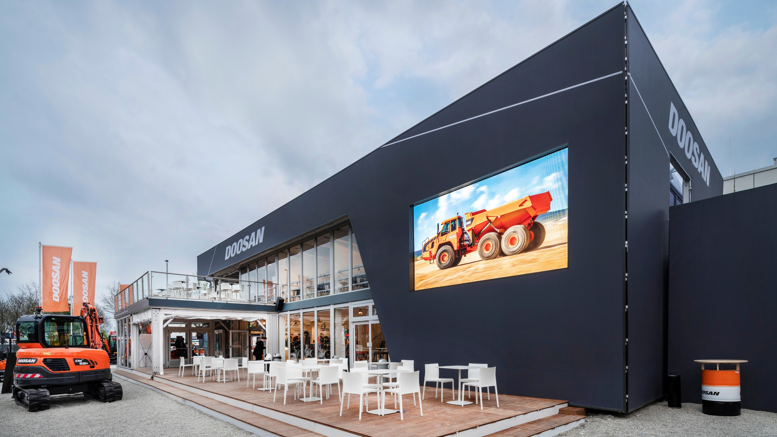 Outdoor terrace of the exhibition hall of Doosan 2019 Aussenterrasse_Erdgeschoss_der_Ausstellungshalle.jpg