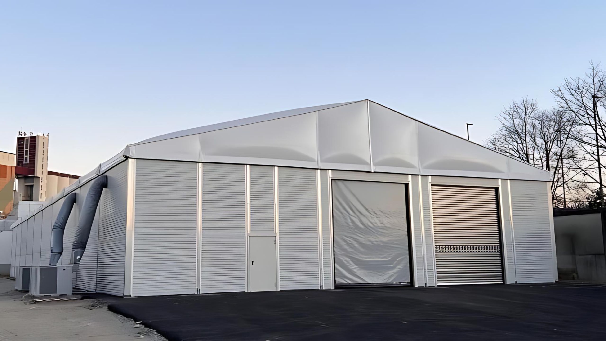 Front view M-Line with view of roller gates and staff door Vorderansicht_M-Line_mit_Blick_auf_Rolltore_und_Personaltuer.jpg