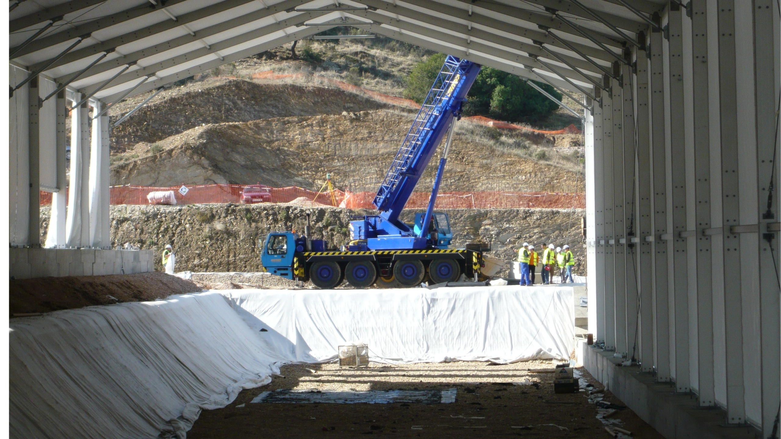 Interior view of a waste storage hall during construction with different side heights Innenansicht_einer_Abfall-Lagerhalle_waehrend_des_Aufbaus_mit_unterschiedlichen_Seitenhoehen.jpg