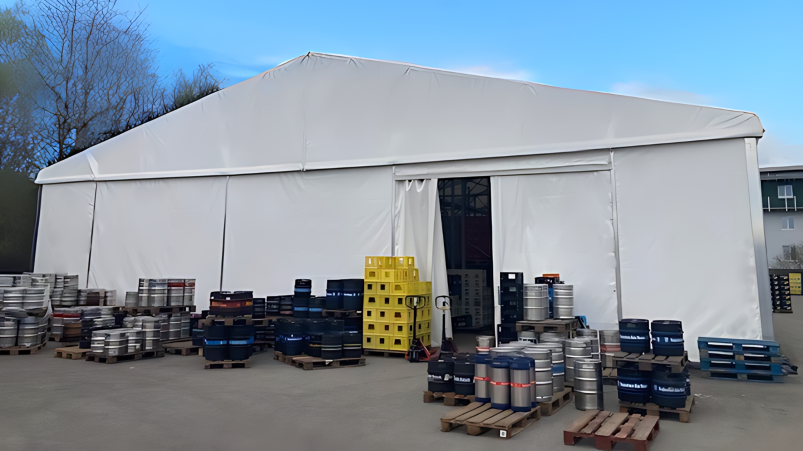 Front view with side tarpaulin door and beverage crates and barrels Ansicht_Vorderseite_mit_Seitenplanentor_und_Getraenkekisten_und_Getraenkefaesser.jpg